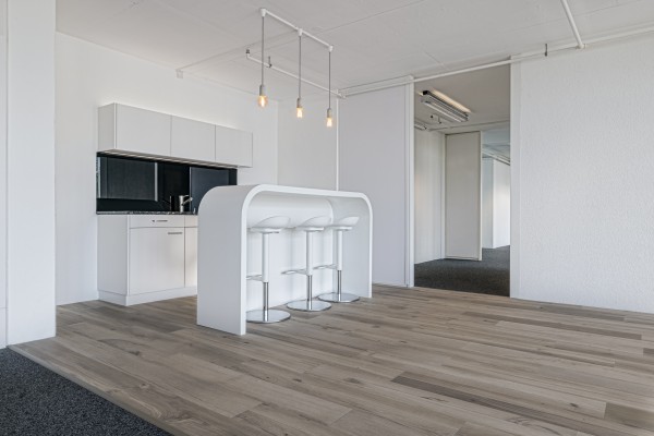 Architekturfotografie zeigt Büroraum mit heller und lichtdurchfluteter Innenarchitektur.