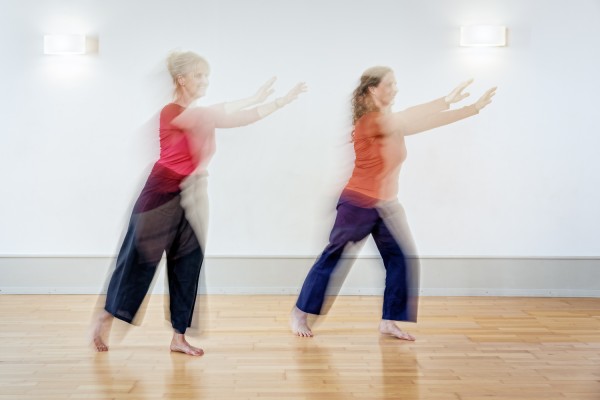 Businessfotografie zeigt Tai-Ji Gi-Gong Lehrerin mit Bewegungsunschärfe fotografiert.