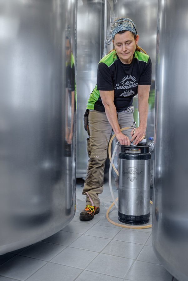 Businessfotografie zeigt die Bierbrauerin bei der Arbeit.